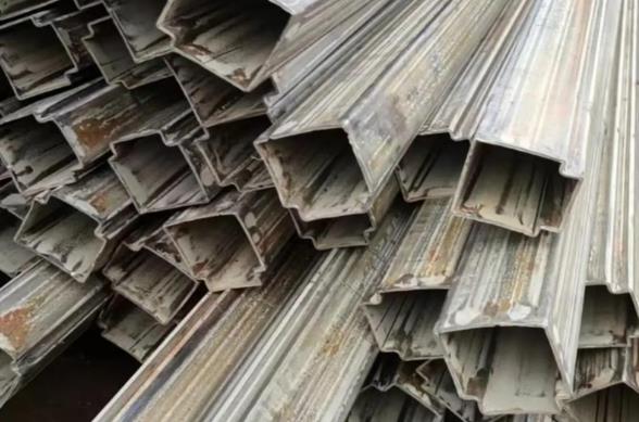 非标异型管就是非标准、非通用截面的异型钢管